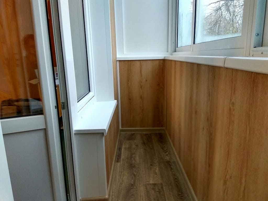 Холодное остекление и отделка балкона под ключ в хрущевке